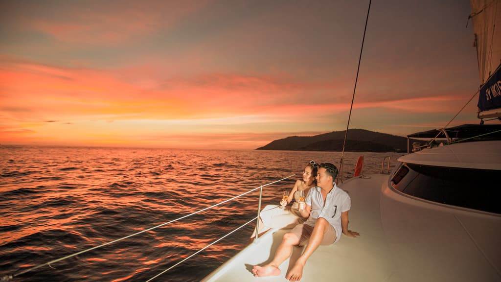 Coral Island and Sunset by Yacht Catamaran (Half Day)